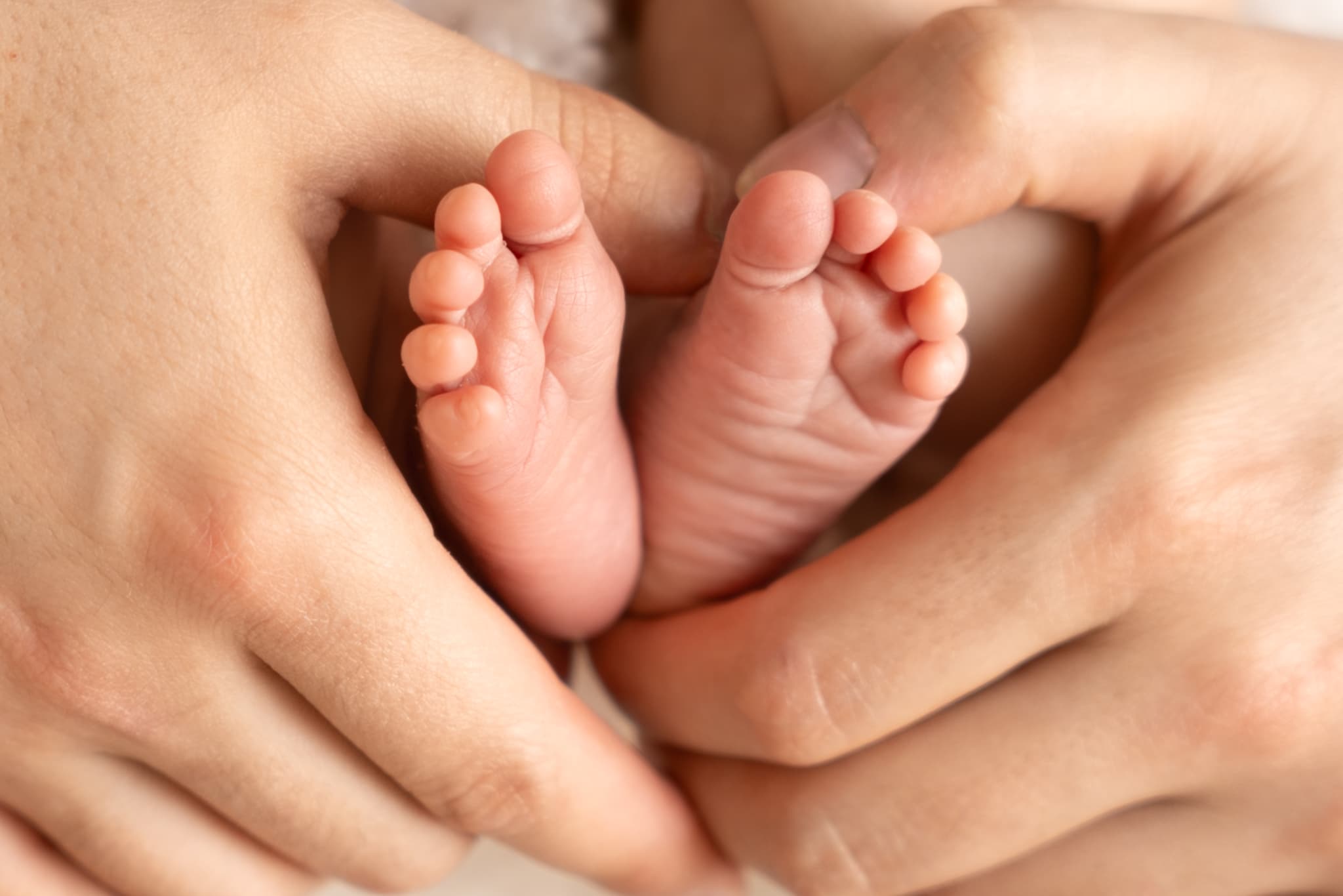Séance photos naissance, pourquoi emmailloter un nouveau-né ?